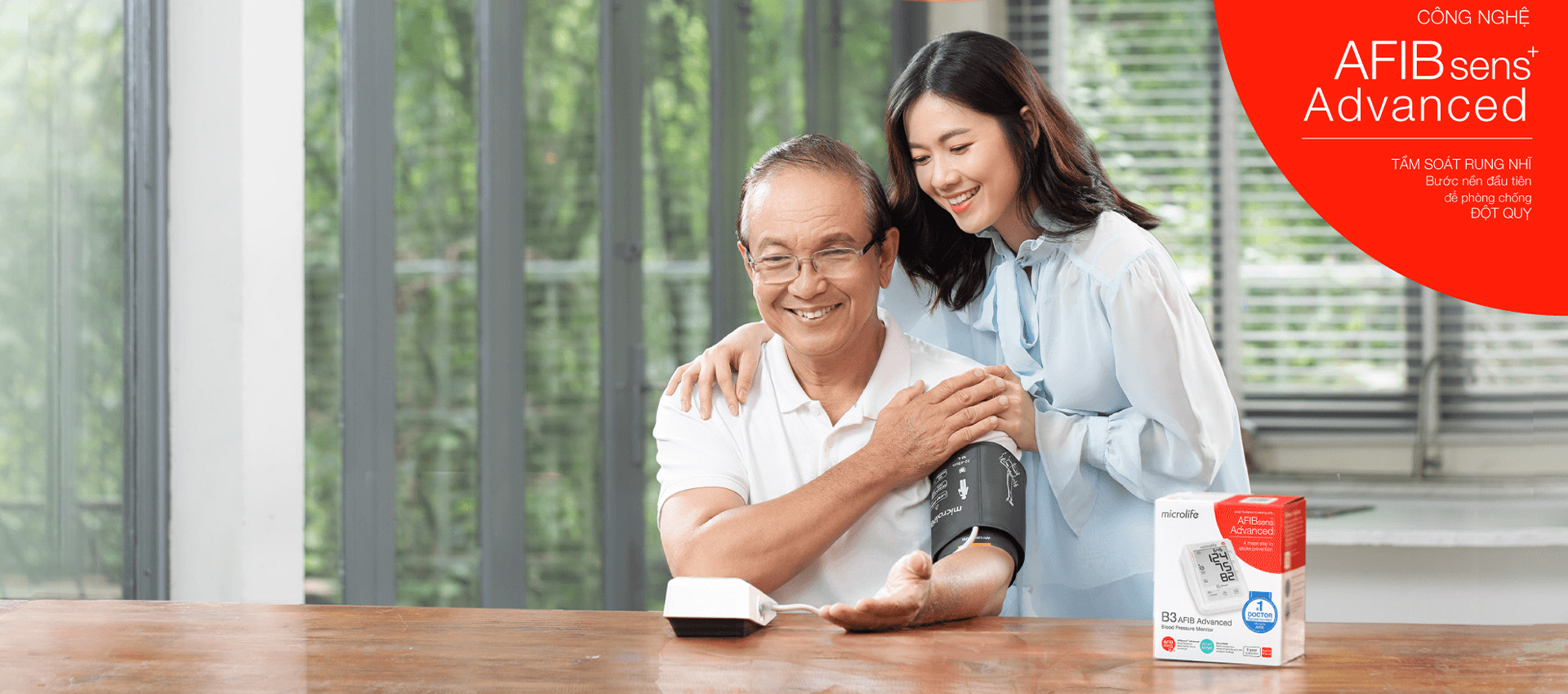 Gia đình sử dụng máy đo huyết áp Microlife tại nhà