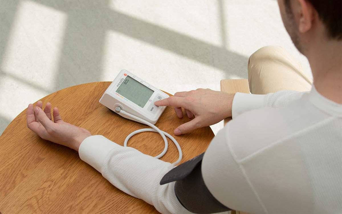 Người dùng đo huyết áp tại nhà bằng máy đo huyết áp Microlife